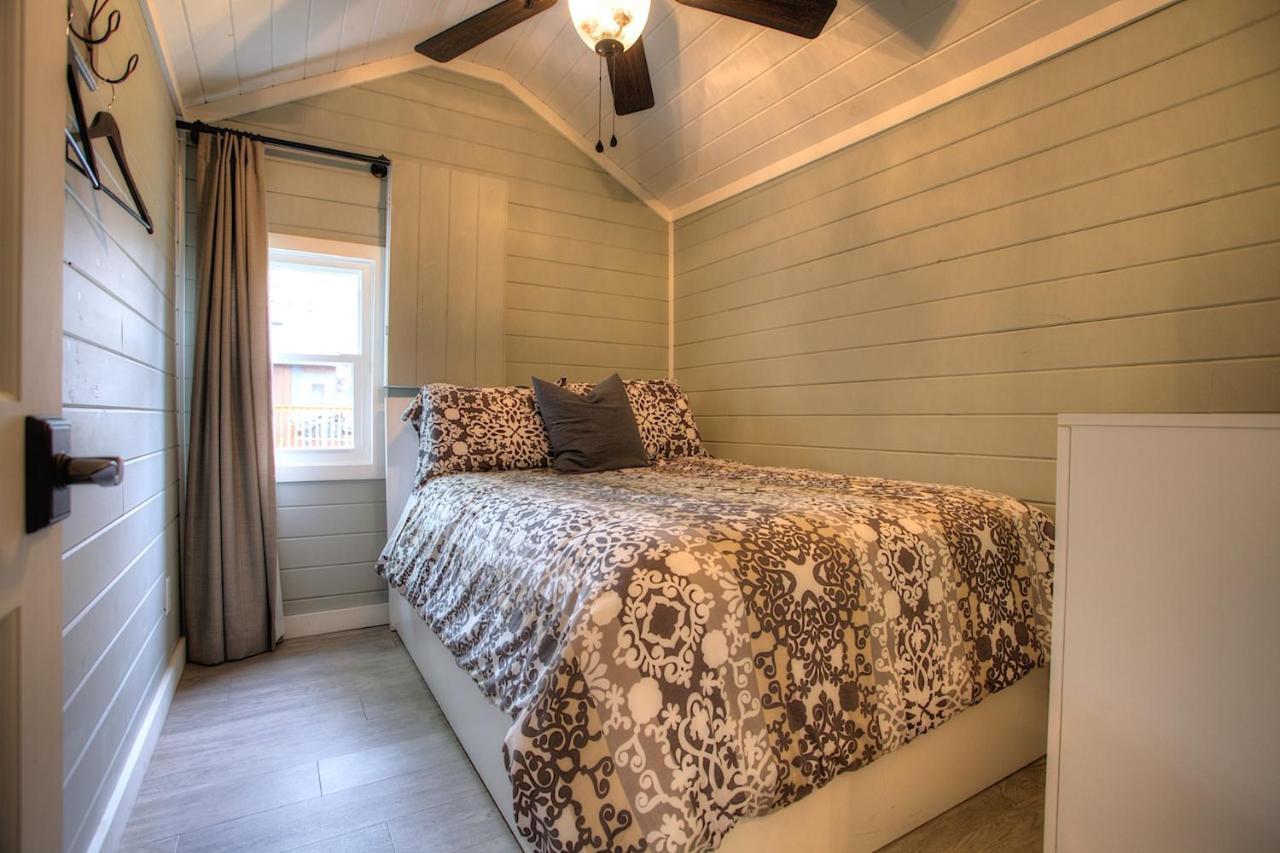 Somerset Lakeside Resort Bancroft Bagian luar foto