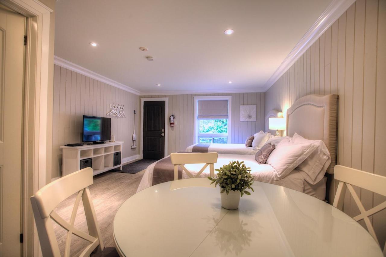Somerset Lakeside Resort Bancroft Bagian luar foto