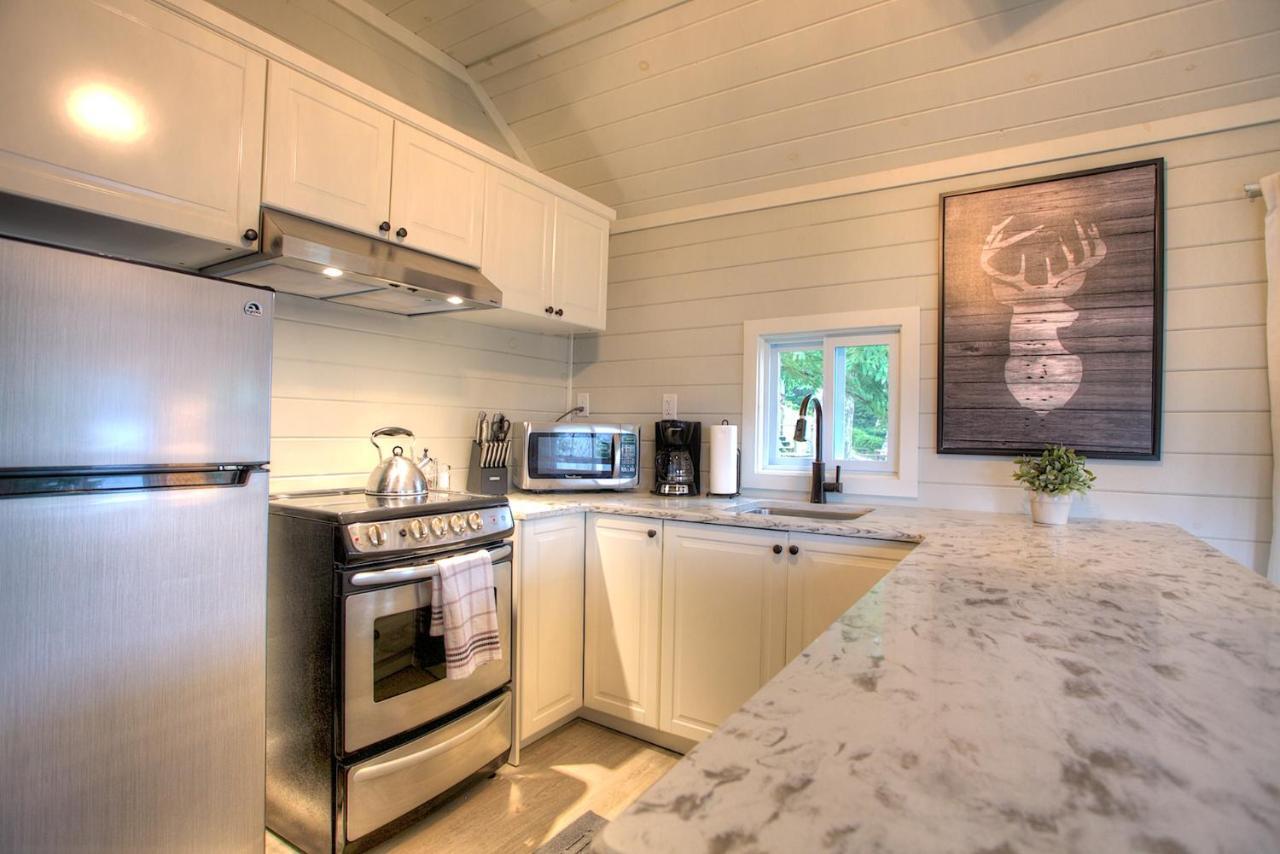 Somerset Lakeside Resort Bancroft Bagian luar foto