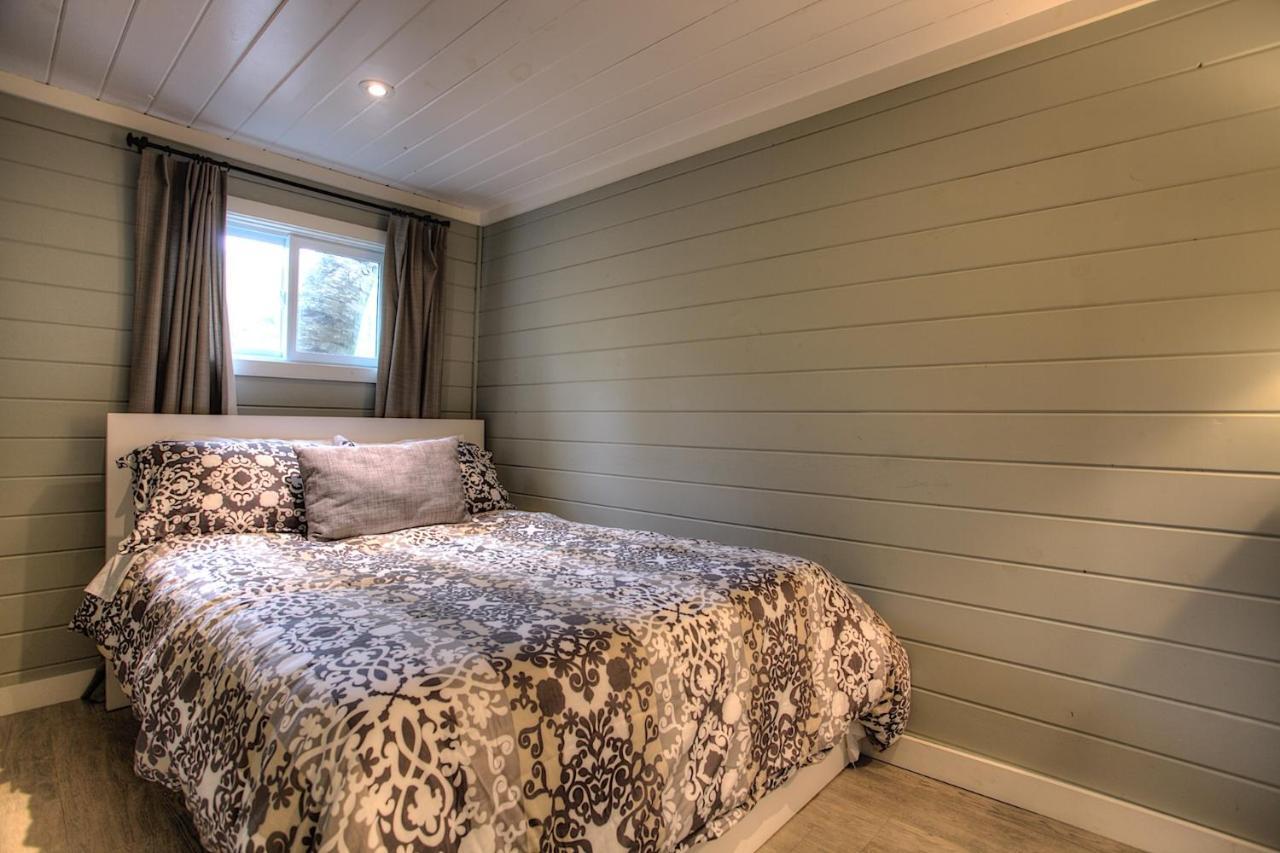 Somerset Lakeside Resort Bancroft Bagian luar foto